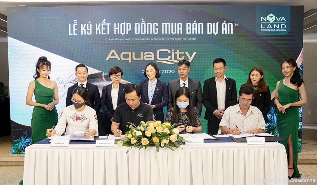 Những khách hàng đầu tiên của dự án Aqua City ký kết Hợp đồng chuyển nhượng quyền sử dụng đất và nhà ở gắn liền với đất cho dự án Aqua City.